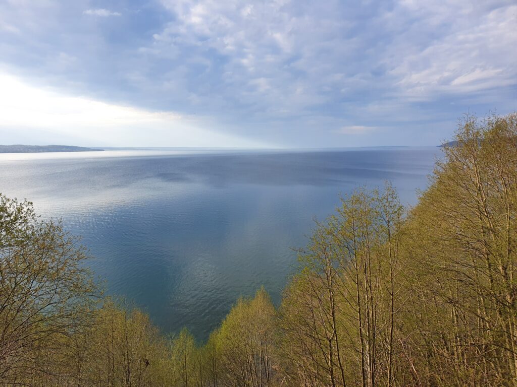 Vättern och träd i höstfärger